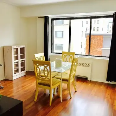 Stylish Montreal Apartment: Comfortable Stay in the Golden Square Mile