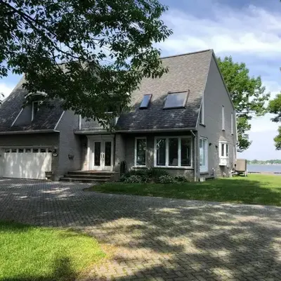 Spacious Lakefront Champlain lake with SPA
