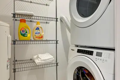 a laundry room with a washer and a washing machine at Élégant 2ch 2sdb Beau Quartier de Montréal présenté par TripMontreal IV in Montréal