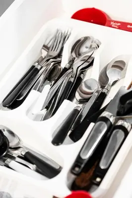 a white tray filled with forks knives and spoons at Superbe 2 chambres à Griffintown in Montréal