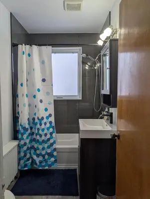 a bathroom with a shower curtain and a sink at Chambre privée 5 min Université Hôpital in Trois-Rivières