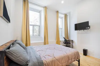 a bedroom with a bed and a flat screen tv at Studio 2 personnes-Location a la semaine-Parking inclus in Montréal